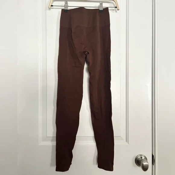 Alphalete Amplify Legging in Rich Brown - Picture 3 of 3